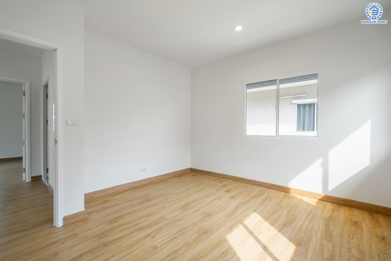 บ้านมือสองตกแต่งใหม่ ม.พฤกษาวิลเลจ30 เดอะซีซั่น แจ้งวัฒนะ-ราชพฤกษ์ หลังมุม ทำเลย่านปทุมธานี เนื้อที่ 53.6 ตร.ว. ฟังก์ชัน 3 ห้องนอน 2 ห้องน้ำ จอดรถได้ 1 คัน เดินทางสะดวกสบายเข้า-ออกได้หลายเส้นทาง ใกล้เมืองทองธานี และจุดขึ้นทางด่วน "แจ้งวัฒนะ"